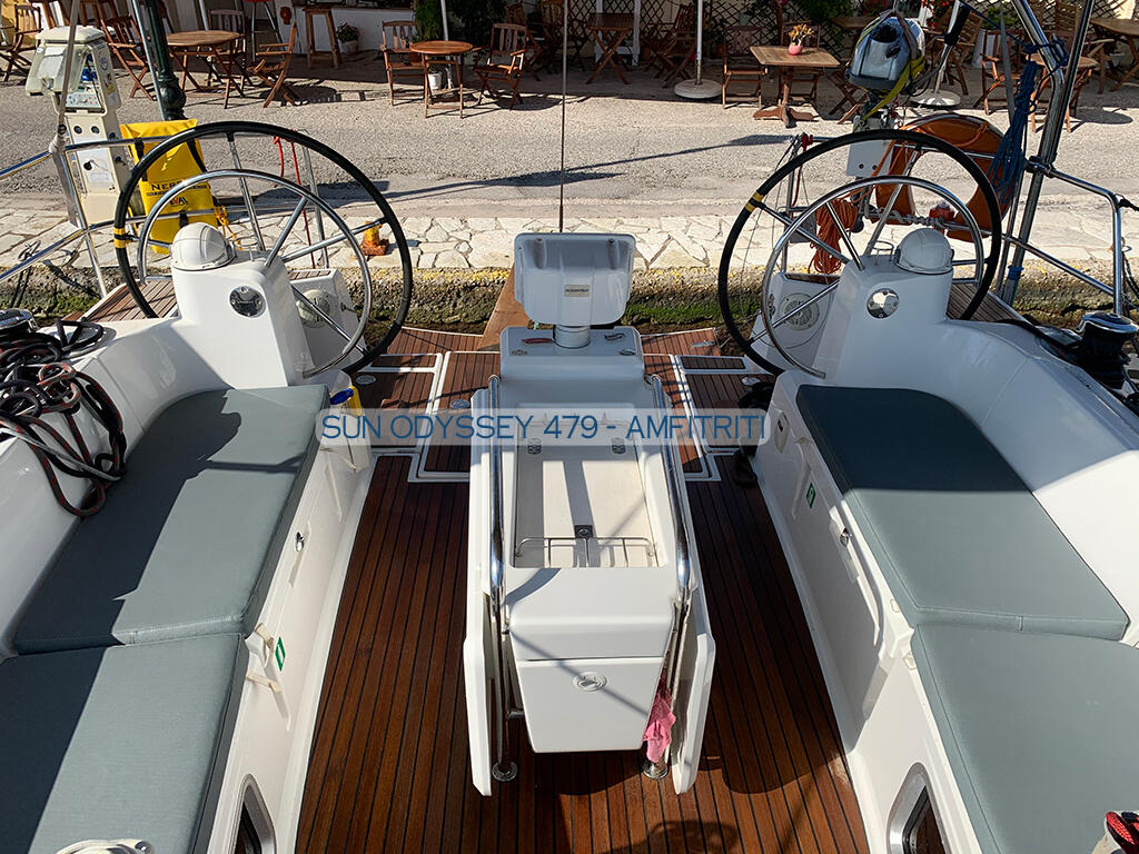 Sailing yacht 