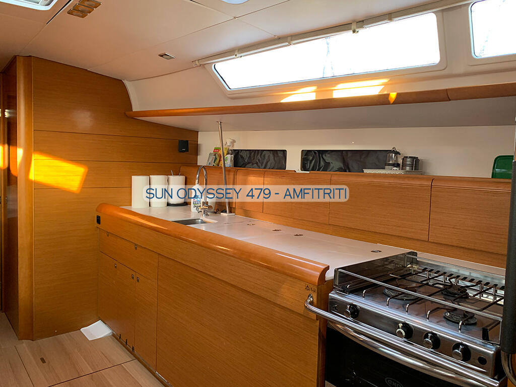 Sailing yacht 