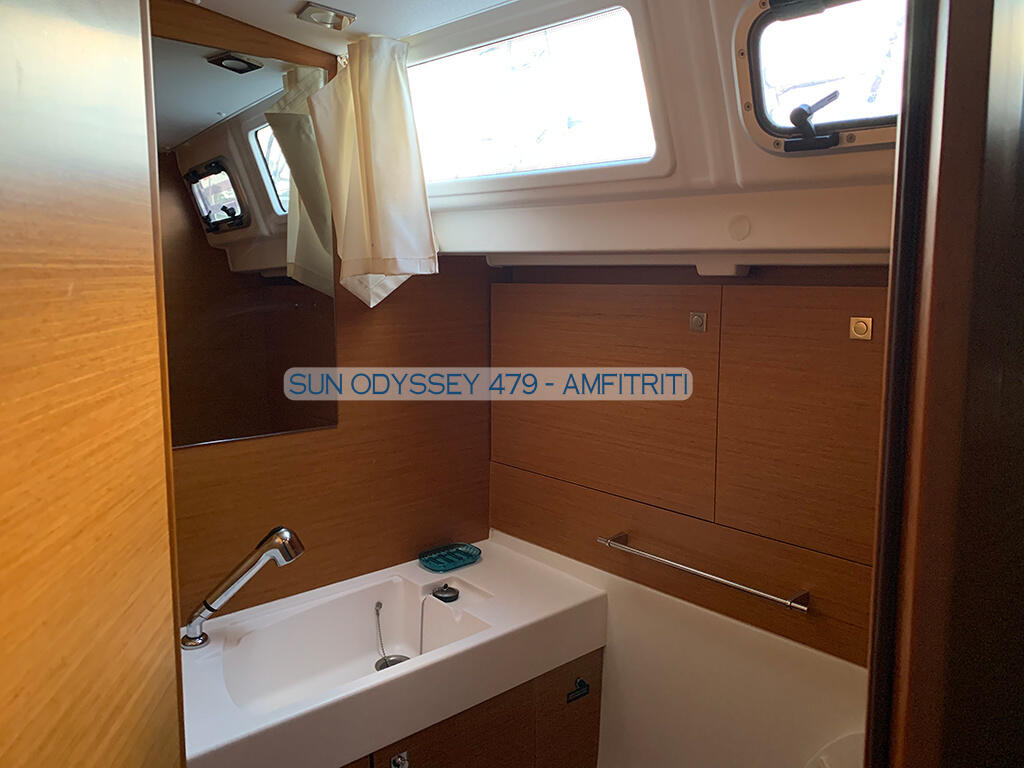 Sailing yacht 