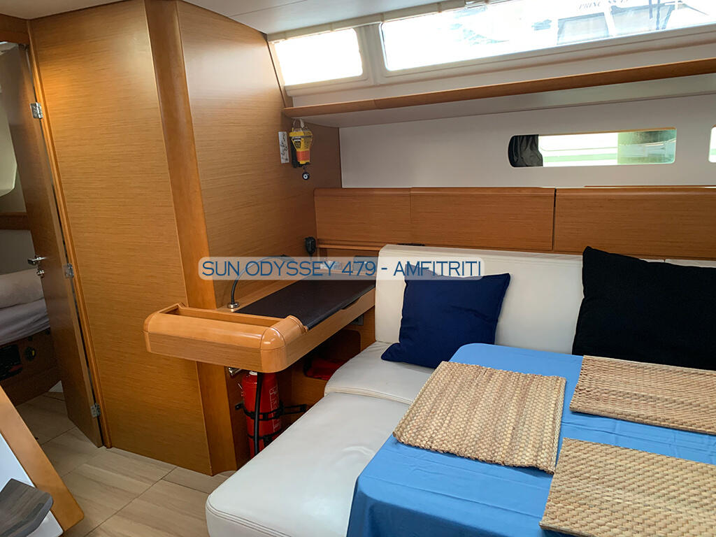 Sailing yacht 