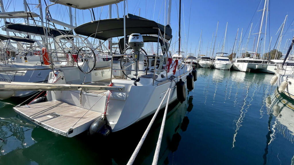 Sailing yacht 