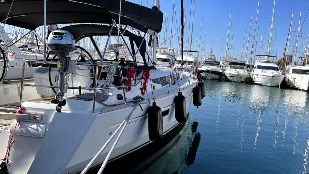 Sailing yacht 