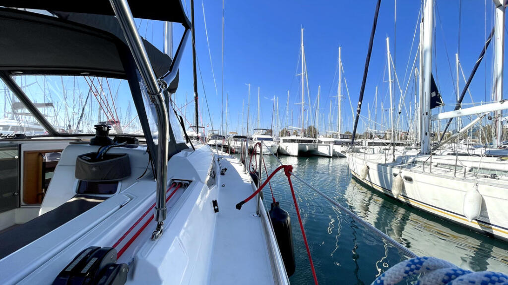 Sailing yacht 
