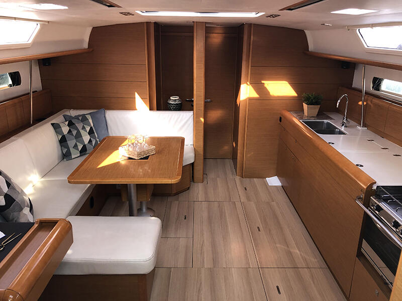Sailing yacht 