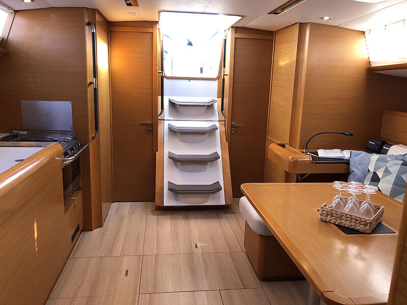 Sailing yacht 