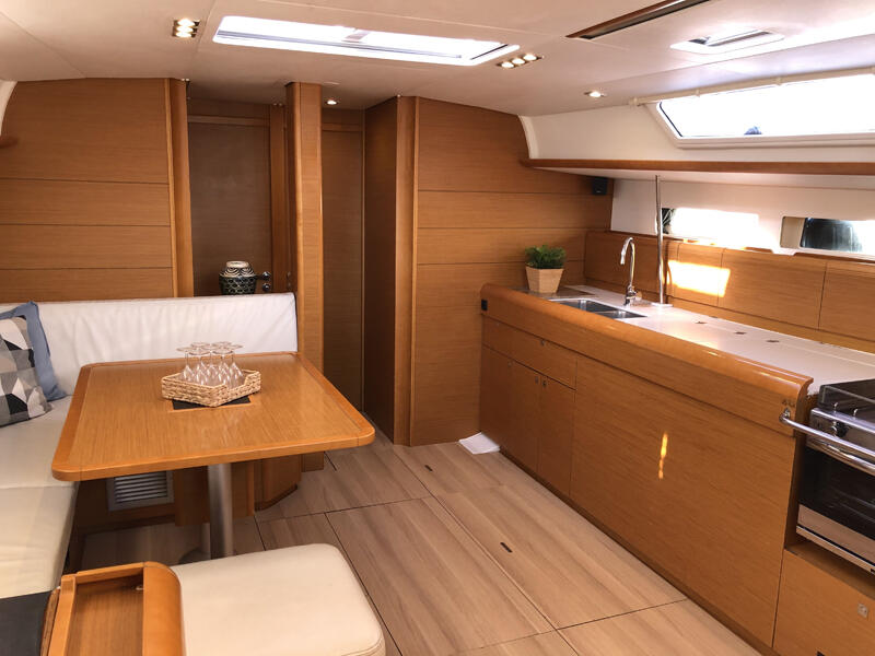 Sailing yacht 