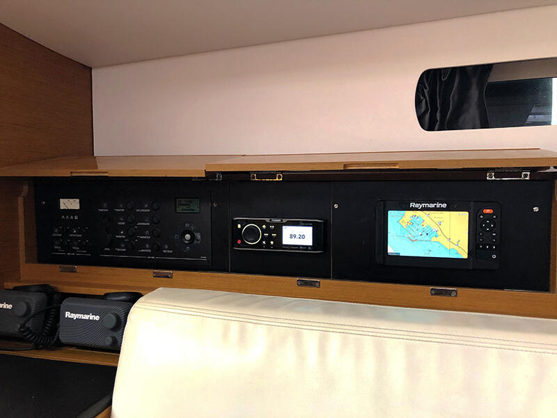 Sailing yacht 