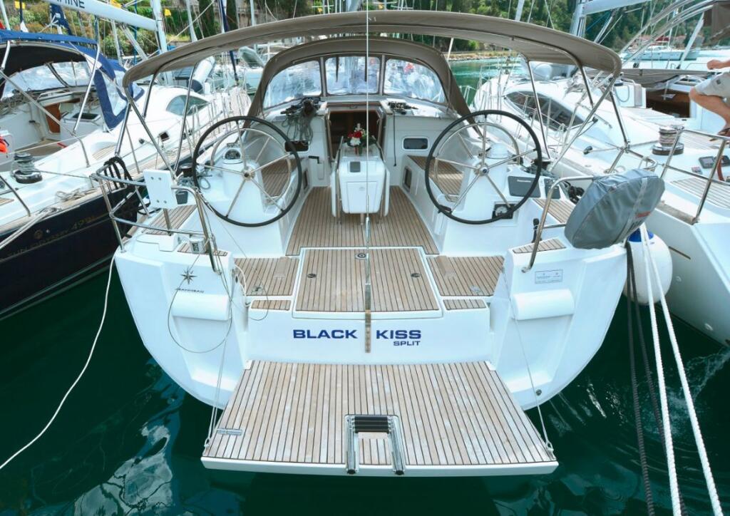 Sailing yacht 