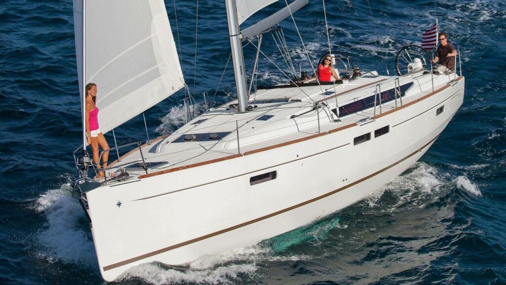 Sailing yacht 