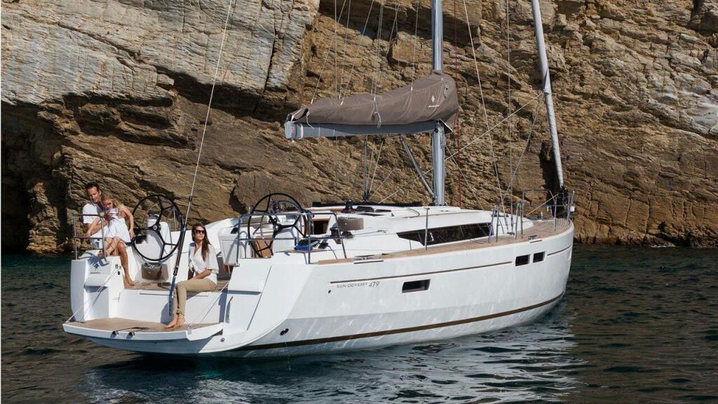 Sailing yacht 