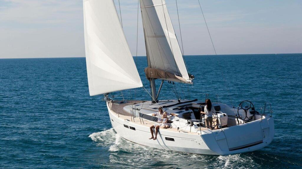Sailing yacht 