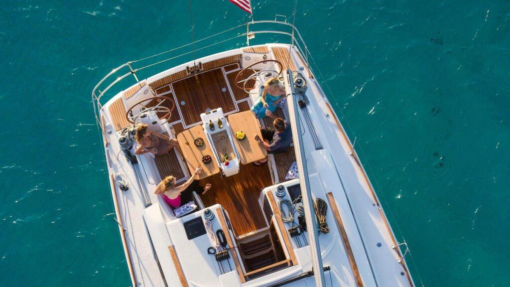 Sailing yacht 