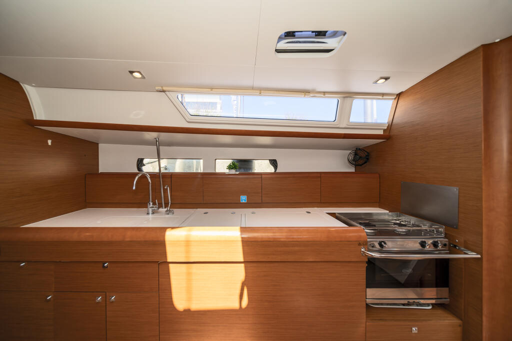 Sailing yacht 