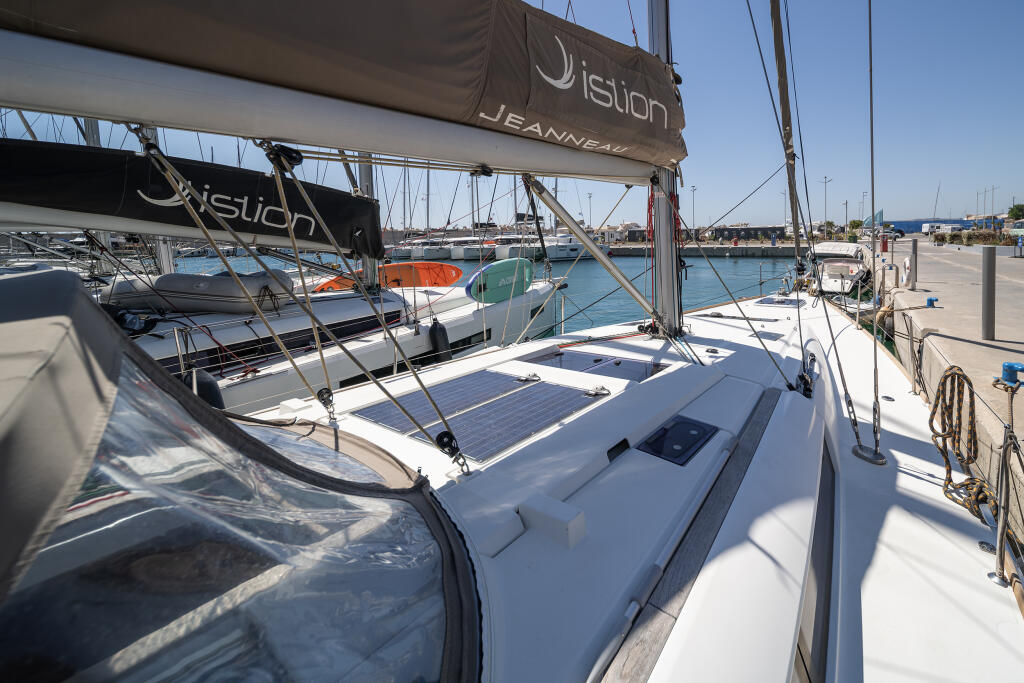 Sailing yacht 