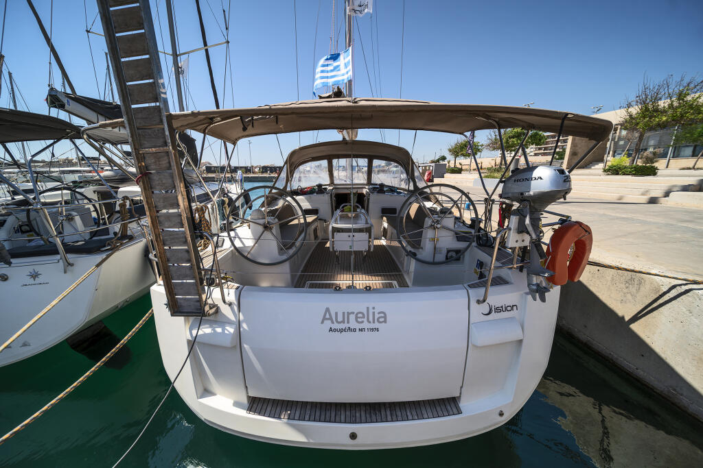 Sailing yacht 
