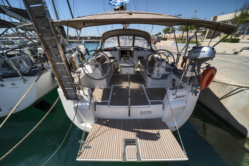 Sailing yacht 