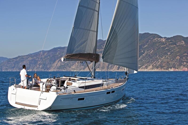 Sailing yacht 