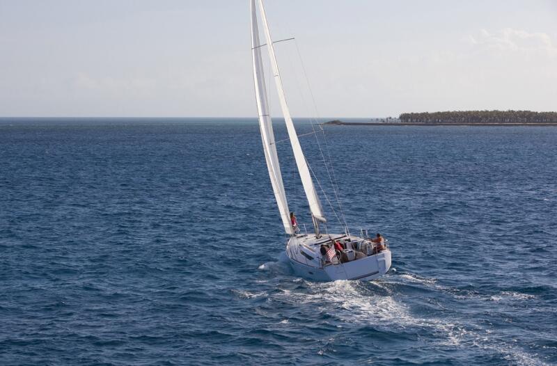 Sailing yacht 