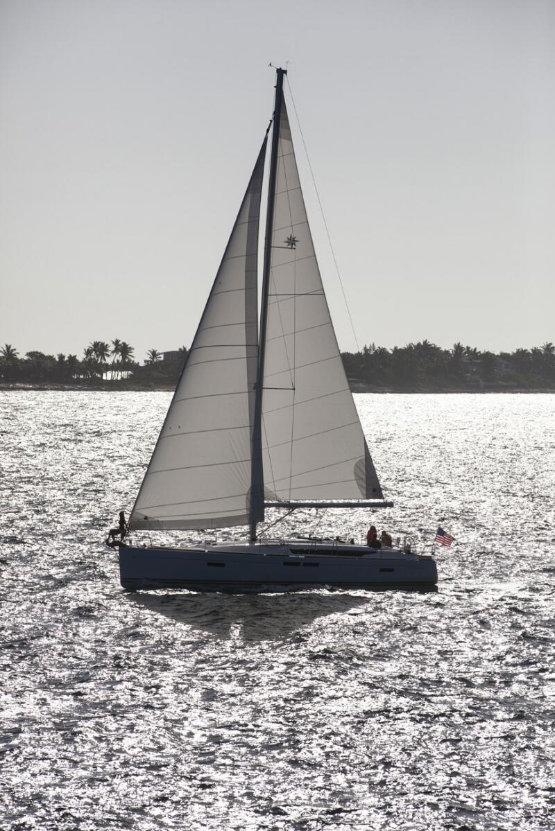 Sailing yacht 
