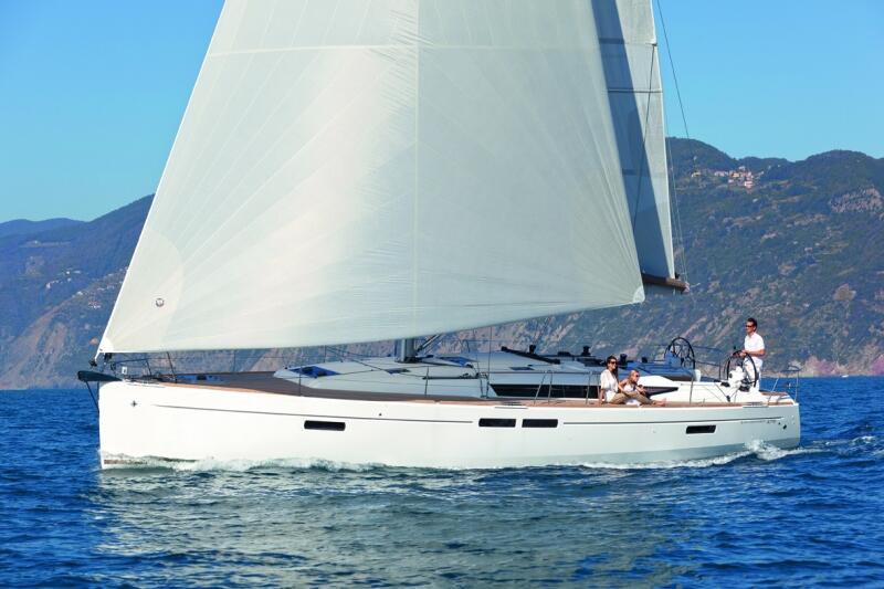 Sailing yacht 