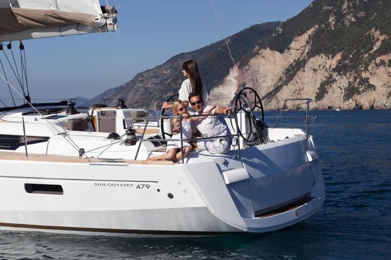 Sailing yacht 