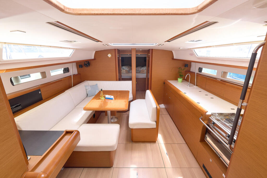 Sailing yacht 