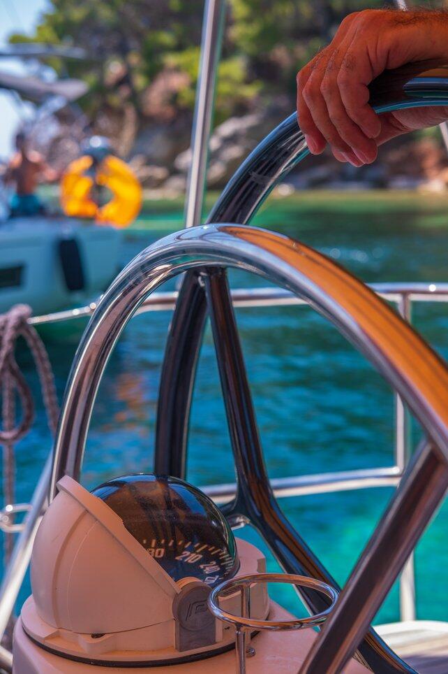 Sailing yacht 