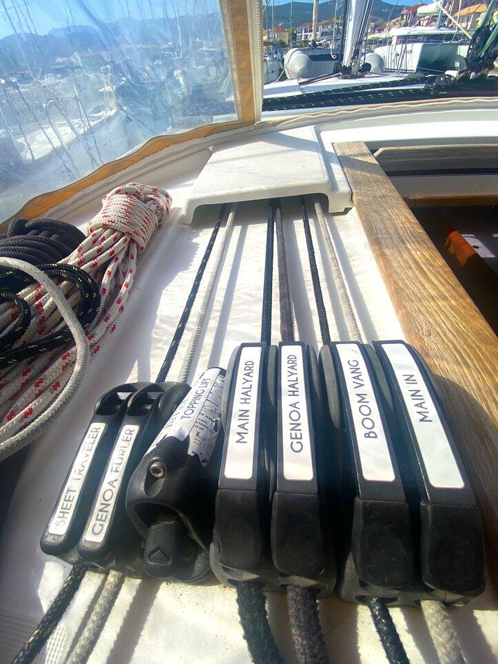 Sailing yacht 