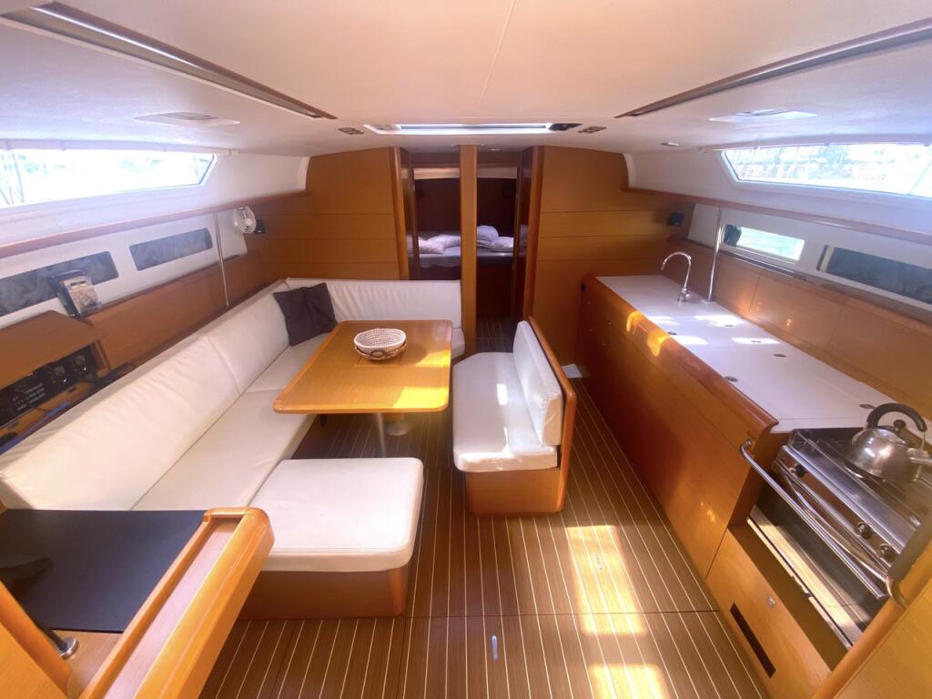 Sailing yacht 