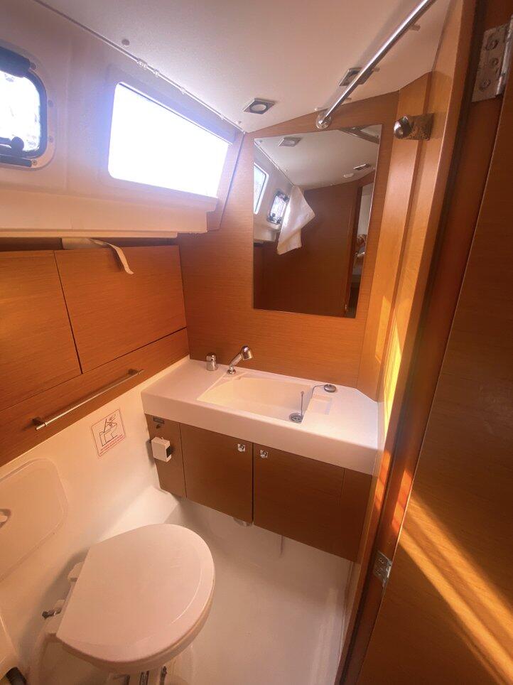 Sailing yacht 