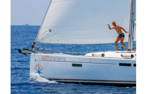Sailing yacht 