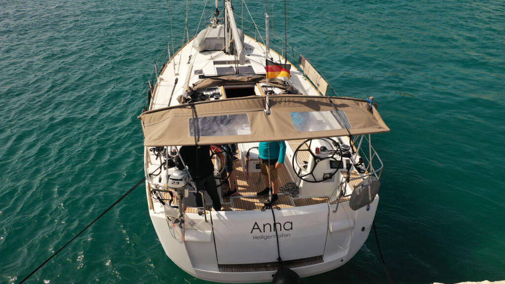 Sailing yacht 