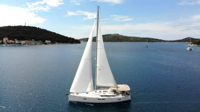 Sailing yacht 