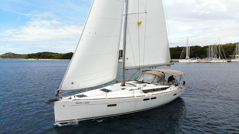 Sailing yacht 