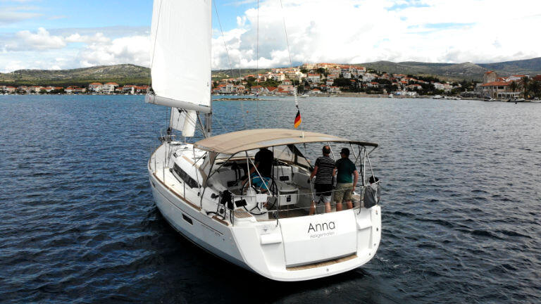 Sailing yacht 