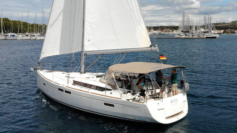Sailing yacht 