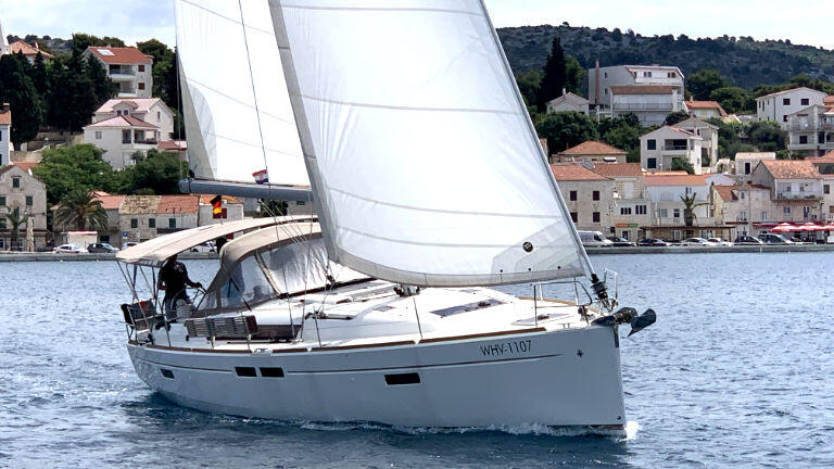 Sailing yacht 