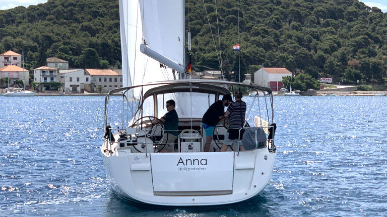 Sailing yacht 