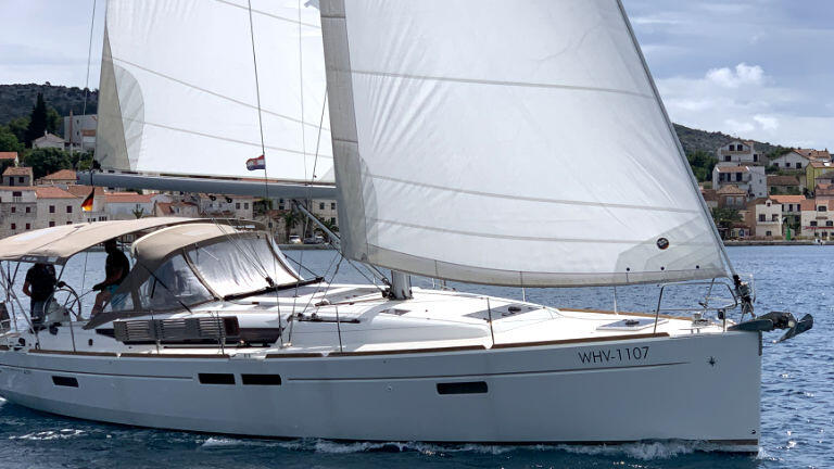 Sailing yacht 
