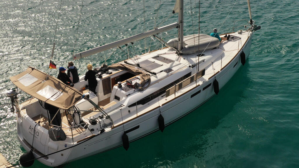Sailing yacht 