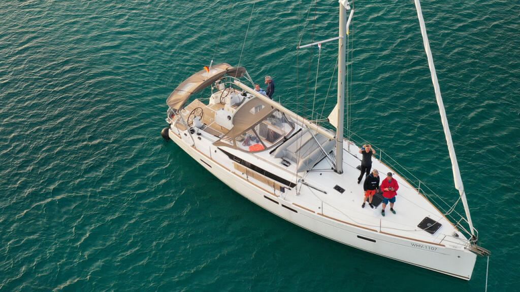 Sailing yacht 