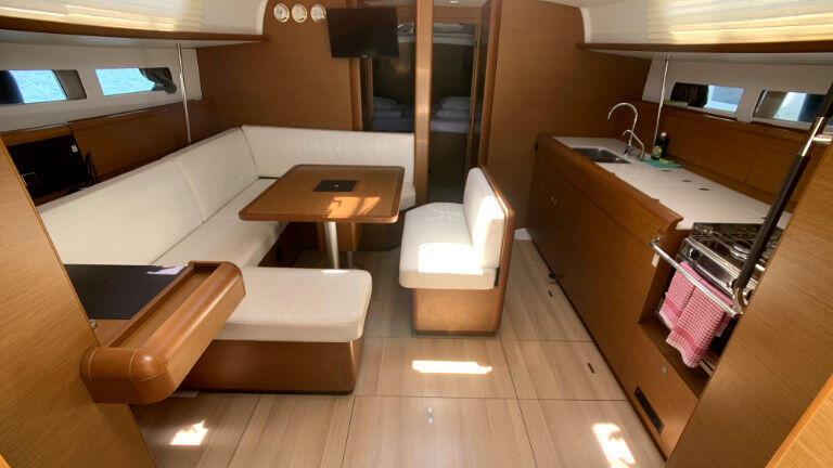 Sailing yacht 