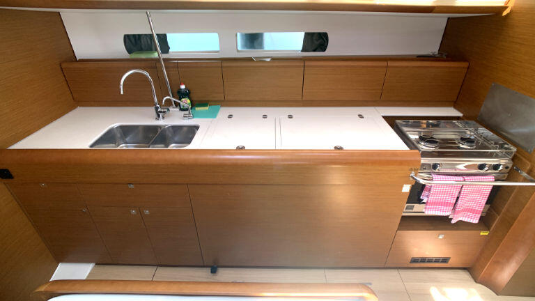 Sailing yacht 