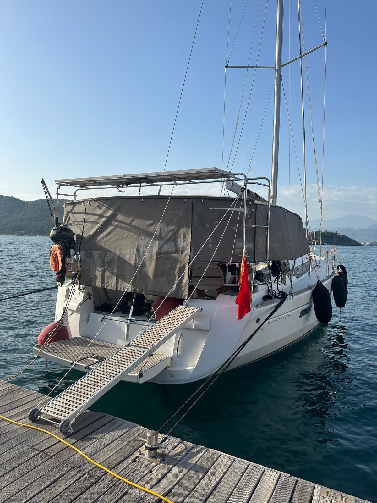 Sailing yacht 