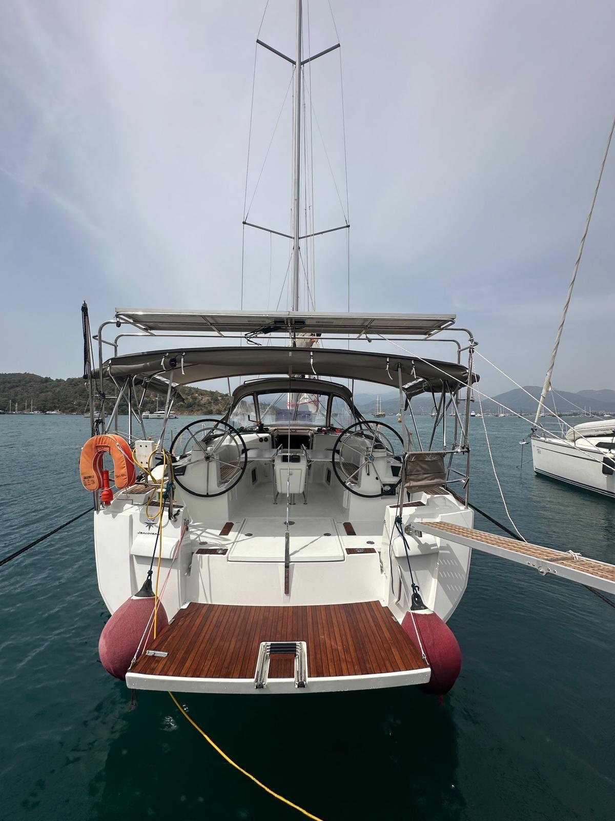 Sailing yacht 