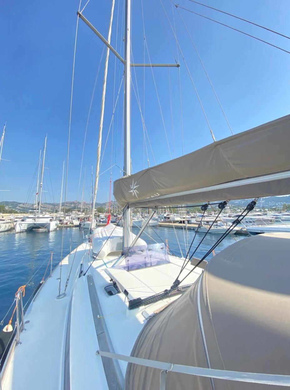 Sailing yacht 