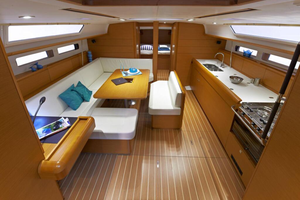 Sailing yacht 