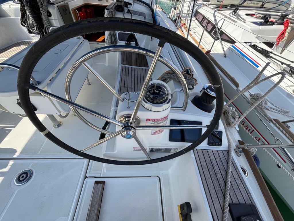 Sailing yacht 