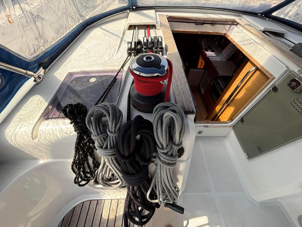 Sailing yacht 