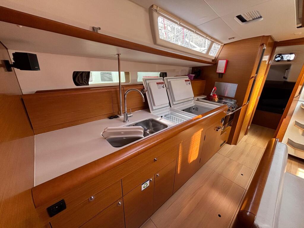 Sailing yacht 